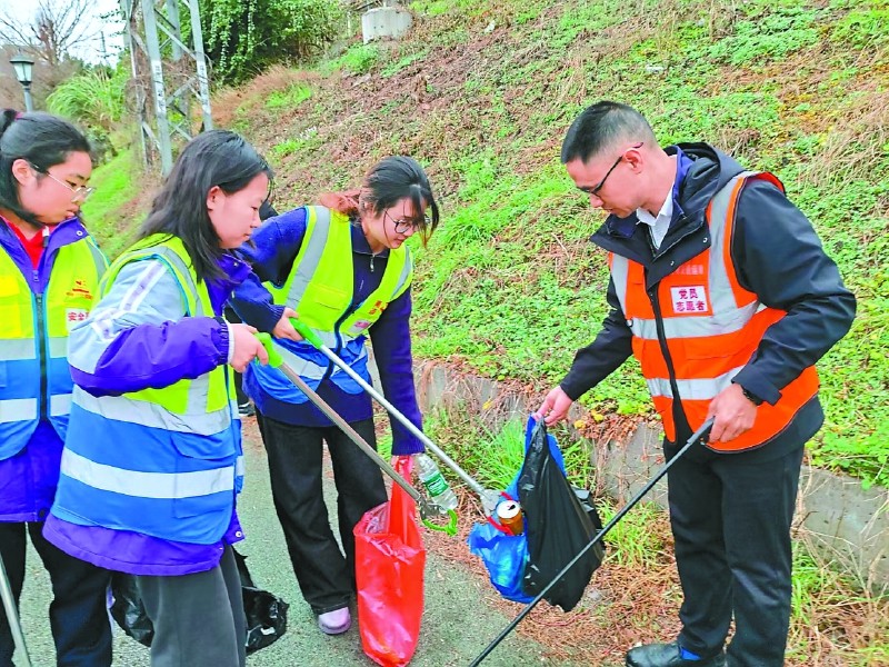 学雷锋树新风　守护西河之美