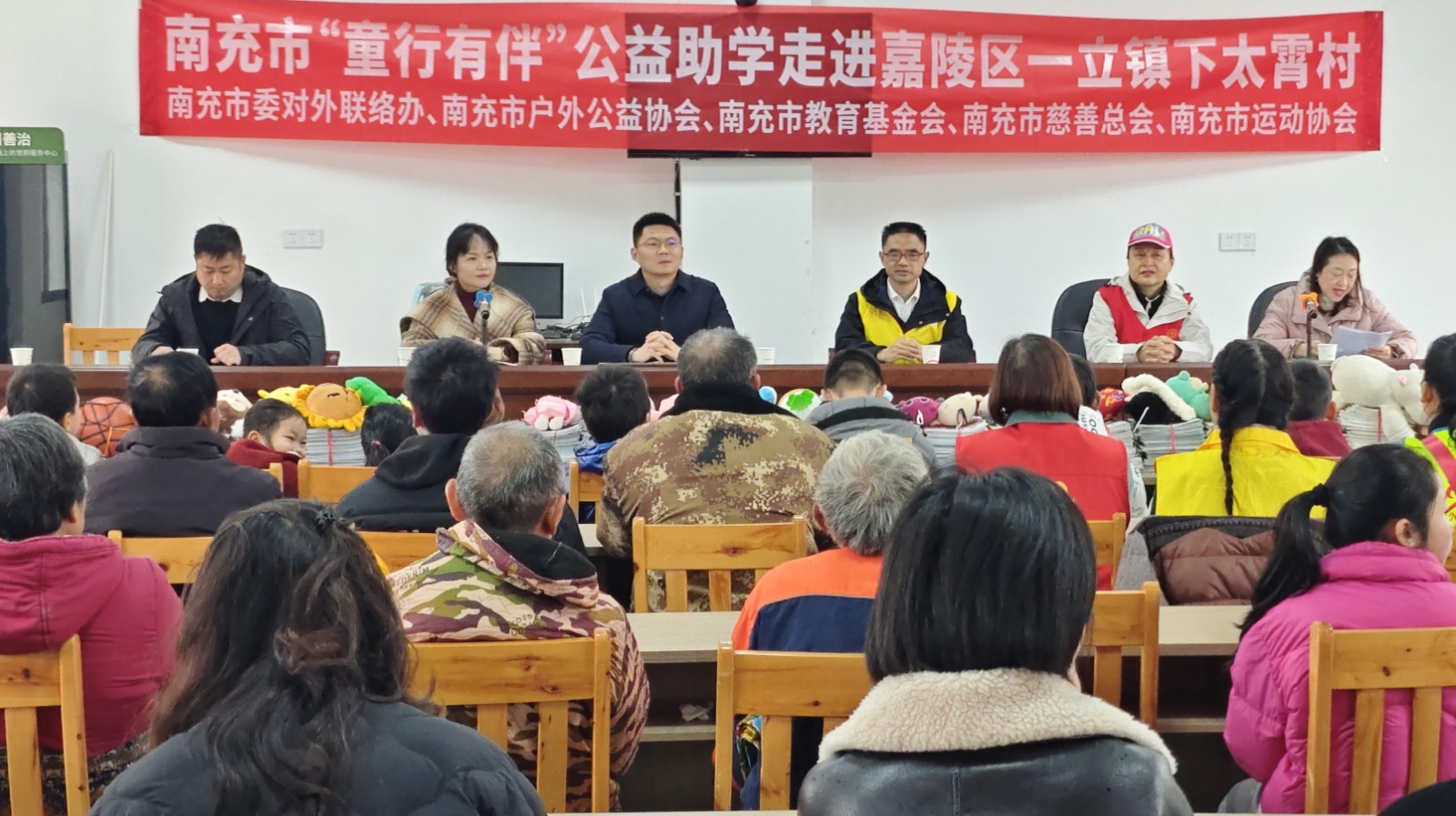 市委对外联络办携手公益组织深入帮扶村开展捐书助学活动