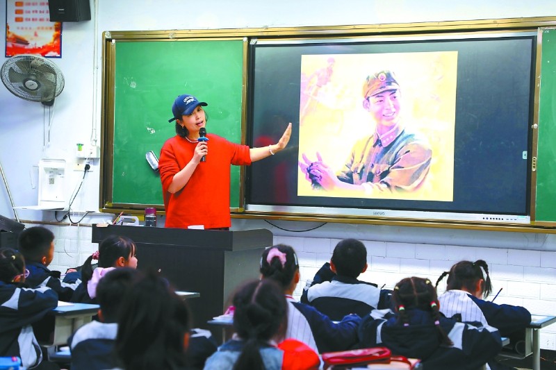 弘扬雷锋精神　培育文明新风