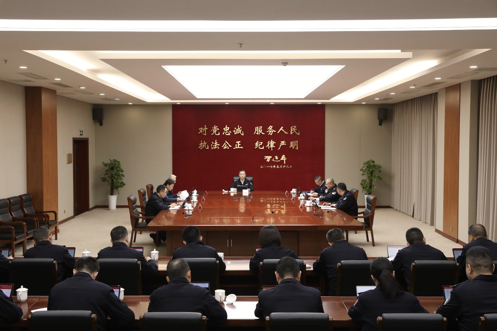 市公安局党委召开理论学习中心组学习（扩大）会议