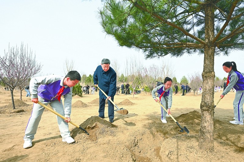 习近平在参加首都义务植树活动时强调：为山川大地增添锦绣　让中国式现代化底色更加亮丽