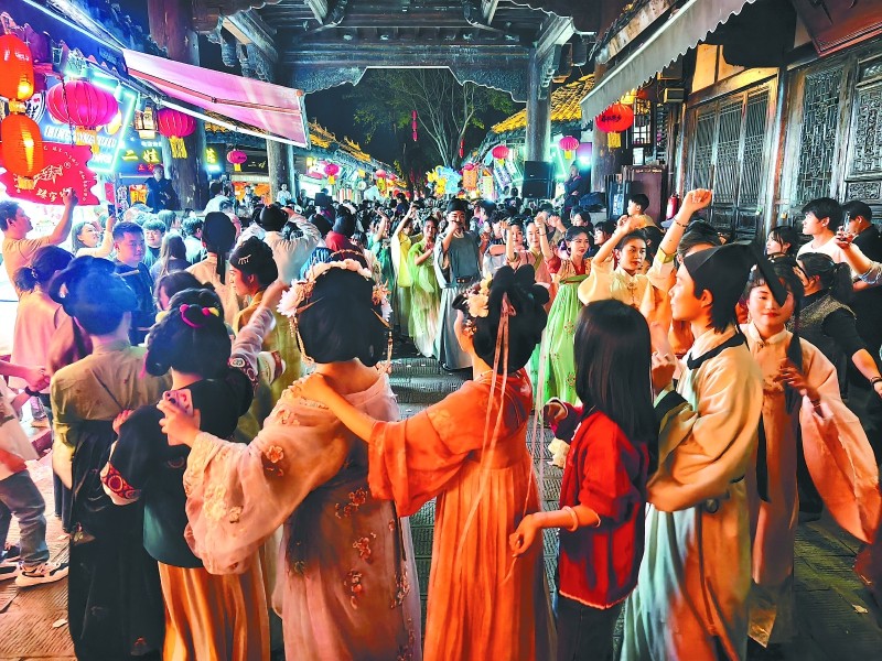 清明小长假，我市短途游升温、红色游走俏、亲子游火爆