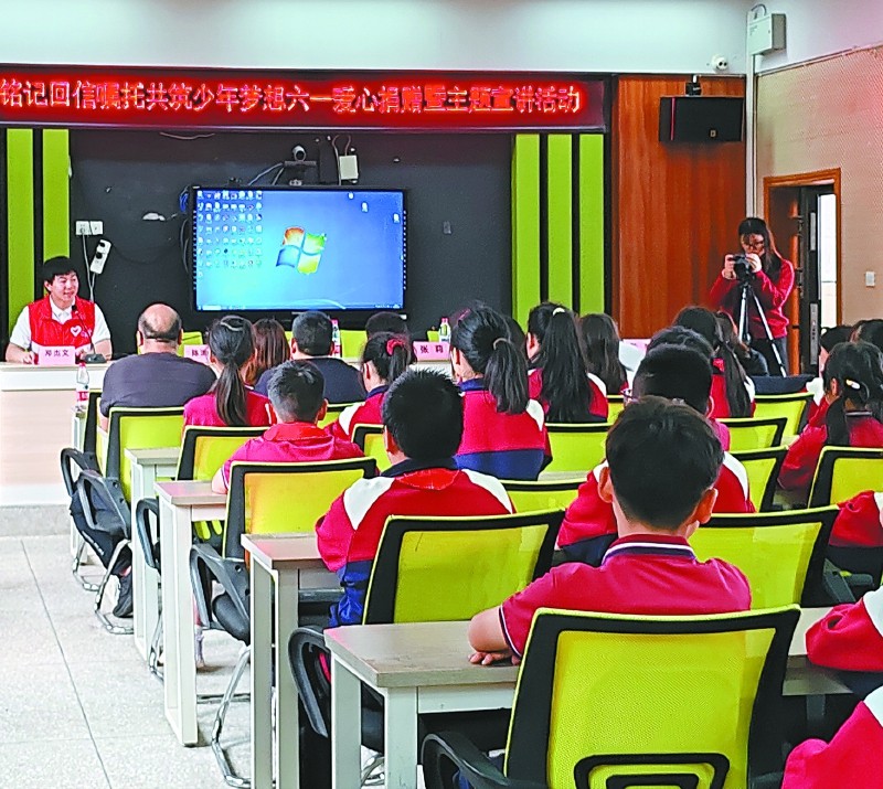 跨越千里送温情　红色宣讲育新人