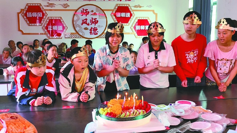 嘉陵区为留守儿童过集体生日