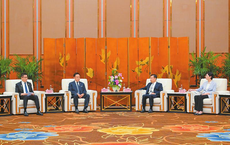 王晓晖施小琳会见泰国总理阿努廷
