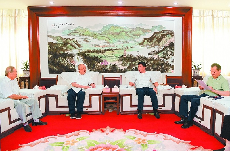 熊隆东看望慰问老同志并调研老干部服务保障工作