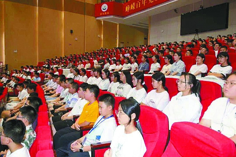 开学第一课&rdquo;　１１００余名初一新生接受党史教育