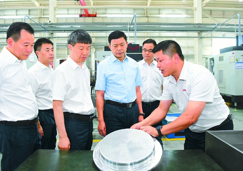 熊隆东在调研重点产业建圈强链和开发区提质增效工作时强调：坚持以产筑园以园促产　持续培育壮大特色优势产业集群