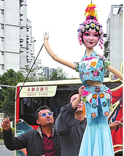 一江两岸好戏不断　千年绸都绽放假日活力
